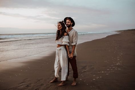 Tulum Couple, Pre Wedding Photoshoot Beach, Engagement Pictures Beach, Couples Beach Photography, Engagement Picture Outfits, Maternity Photography Couples, Summer Family Photos, Couple Fashion, Family Picture Poses