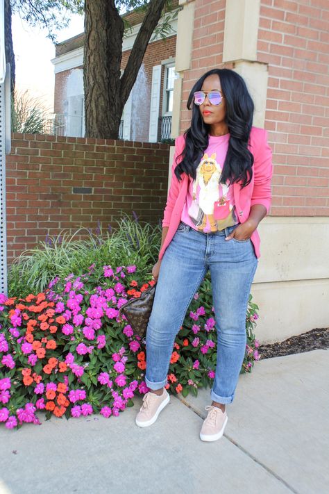 Slacks And Tee Outfit, Game Day Outfit Over 40, Graphic Tees Outfit Black Women, Teacher Outfits Sneakers, Brunch Outfit With Sneakers, Casual Friday Work Outfits Spring, Friday Teacher Outfit, Casual Friday Work Outfits Summer, Stylish Teacher Outfits