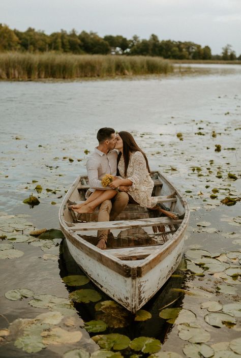 Couples Row Boat Photoshoot, Canoe Pictures Photo Ideas, Canoe Couple Photos, Small Boat Engagement Photos, Lake Mini Session Ideas, Rowboat Couple Photoshoot, Row Boat Couple Photos, Kayak Engagement Photos, Couples Boat Pictures