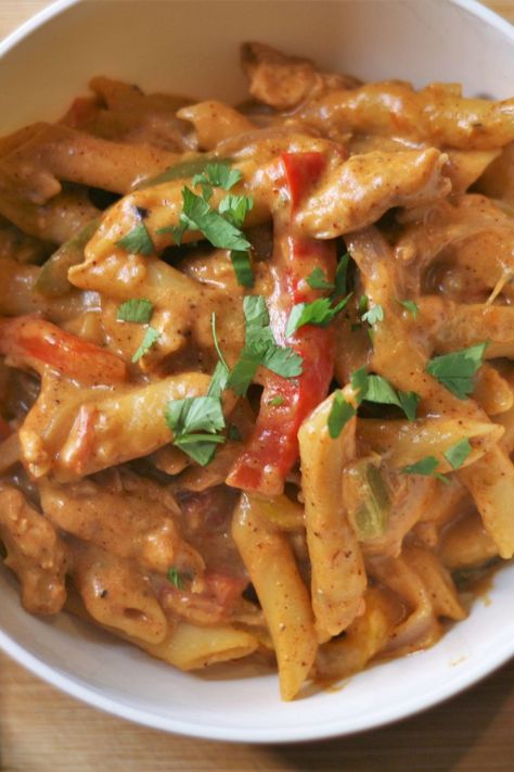 One-Pot Chicken Fajita Pasta Fajita Pasta, Chicken Pasta Dishes, Chicken Fajita Pasta, Easy Pasta Dishes, Chicken Fajita, One Pot Chicken, One Pot Pasta, Chicken Legs, Chicken Fajitas