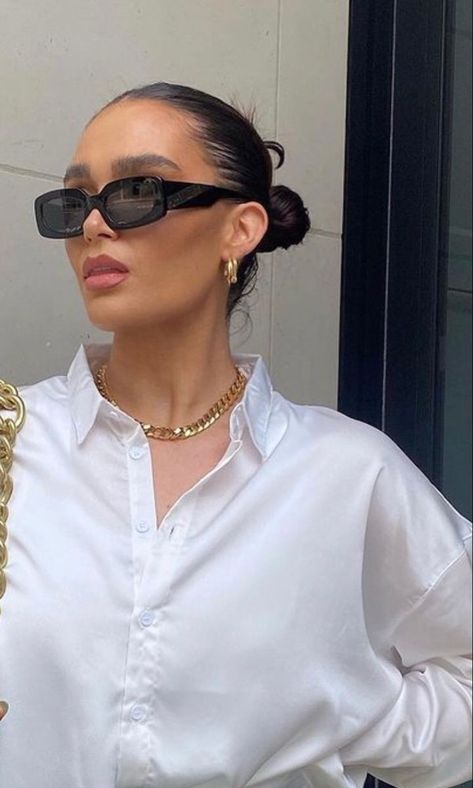 White Glasses Outfit, Trendy Sunglasses 2023, Trendy Sunglasses For Women 2023, Rectangle Sunglasses Aesthetic, Outfits With Sunglasses, Sunglasses Aesthetic Outfit, Sunglasses Women 2023, Glasses Outfit, Sunglasses Outfit