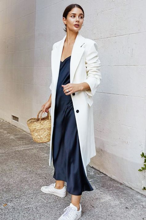 Minimalists Should Really Follow These 11 Girls on Instagram Minimalist Fashion Office, Minimalist Spring Fashion, Spring Minimalist Fashion, Minimalist Fashion Spring, Svarta Outfits, Moda Pin Up, Fashion Instagram Accounts, Minimalistic Outfits, Mode Instagram