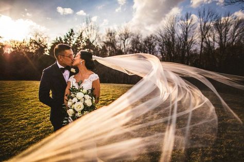 Creative Wedding Pictures, Funny Wedding Pictures, Park Sunset, Family Wedding Photos, Wedding Portrait Poses, Funny Wedding Photos, Creative Wedding Photo, Unique Wedding Photos, Wedding Picture Poses