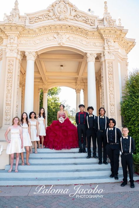 Quinceanera Group Photos, Photo Shoot Ideas For Quinceanera, Quincenera Family Photos, Quince Pictures With Court, Quinceneara Photo Shoot, Quinceanera Photoshoot With Court, Quinceanera Picture Ideas With Court, Quinceanera Damas And Chambelanes, Quinceanera Photography Poses