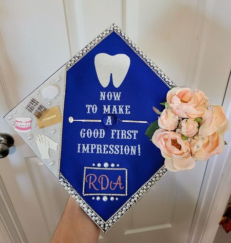 Dentistry Graduation Cap, Dental Assistant Grad Cap, Rda Graduation Cap, Dental Hygienist Graduation Cap, Dental Grad Cap, Dental Assistant Photoshoot Ideas, Dentist Graduation Cap, Dental Assistant Graduation Pictures, Dental Assistant Graduation Cap