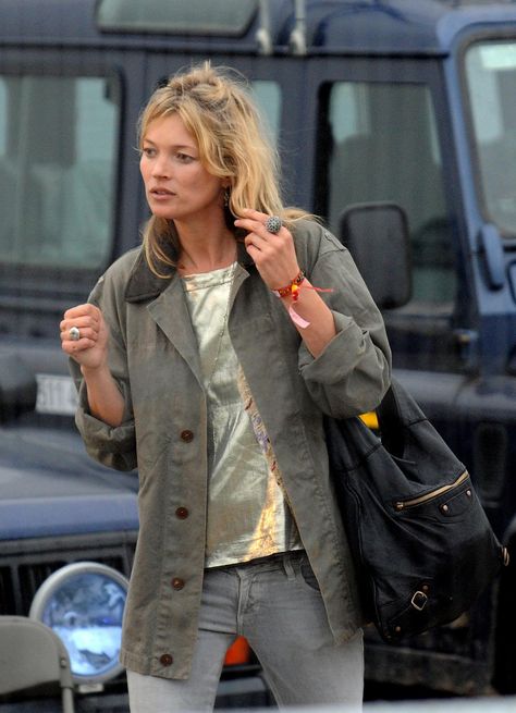 As the Glastonbury Festival opens in Somerset, England, we look back over 10 years of bohemian looks from festival regular Kate Moss, that have been shaping festival style since 2003. Petra Ecclestone, Kate Moss Street Style, Moss Fashion, Kate Moss Style, Laura Bailey, Queen Kate, Street Outfits, Walking Down The Street, Poppy Delevingne