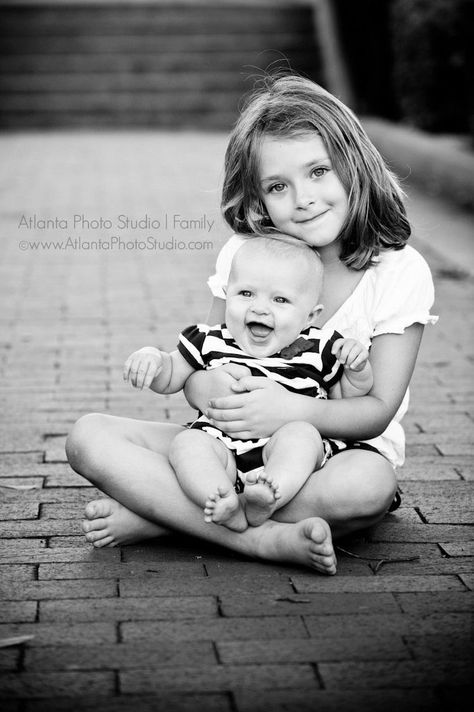 Sister And Baby Brother Pictures, Big Sister Little Brother Photography, Brother Sister Photos, Sibling Photography Newborn, Sibling Photography Poses, Brother Pictures, Brother Photos, Sibling Pictures, Sister Photography