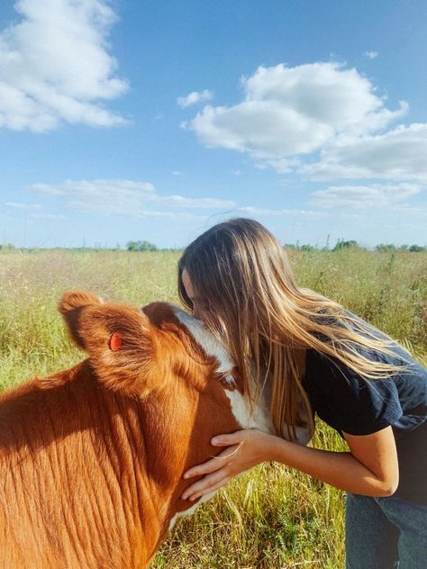 Farm Senior Pictures, Country Girl Aesthetic, Senior Year Pictures, Horse Photography Poses, Cow Photography, Senior Photoshoot Poses, College Graduation Pictures Poses, Animal Photoshoot, Cow Photos