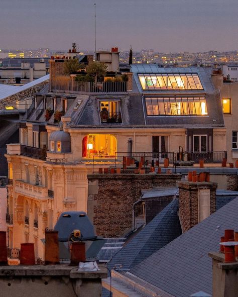 French Apartment Aesthetic Exterior, Houses In Paris, Parisian Rooftops, Parisian Loft, People Through Windows, France Apartment, Paris House, Big Apartment, Paris Flat Parisian Apartment