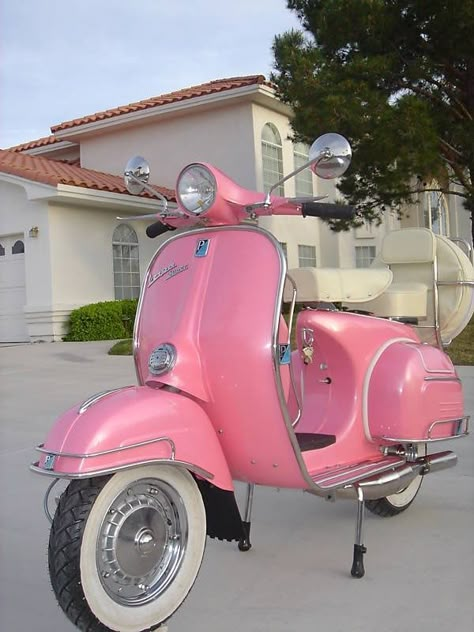 Pink Motorbike, Pink Vespa, Pink Scooter, Vespa Ape, Classic Vespa, Motos Vintage, Vintage Vespa, Tout Rose, Vespa Girl