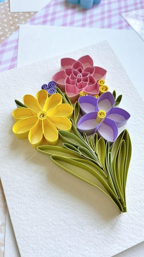 Quiling Paper Ideas Easy, Quiling Paper Art Flowers, Quilling Designs For Beginners, Flower Quilling Designs, Quling Ideas Beautiful, Art And Craft Ideas For Adults, Quilling Cards Ideas, Paper Quilling Designs Easy, Quilled Bouquet