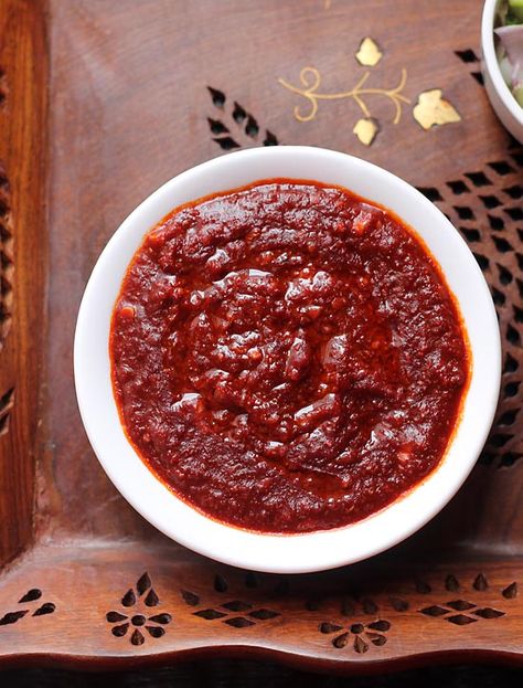 Schezwan Sauce is a famous sauce from the Chinese Cuisine. The main ingredients for schezwan sauce recipe are dry red chilies, garlic and ginger. Mala Sauce, Schezwan Sauce Recipe, Pastry Snacks, Chicken Puff, Easy Samosa Recipes, Puff Pastry Snacks, Sweet Corn Fritters, Rough Puff, Rough Puff Pastry