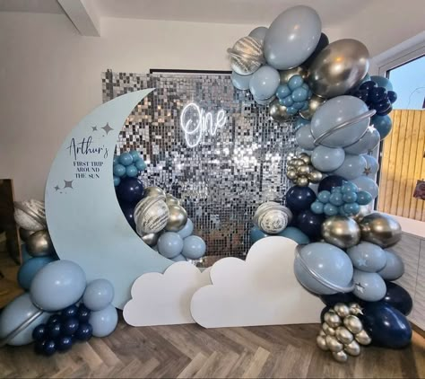 Space Balloon Arch, Space Balloons, Baby Birthday Decorations, Boys First Birthday Party Ideas, Boys 1st Birthday Party Ideas, Astronaut Birthday, Space Theme Party, Baby Boy Christening, Boy Birthday Party Themes