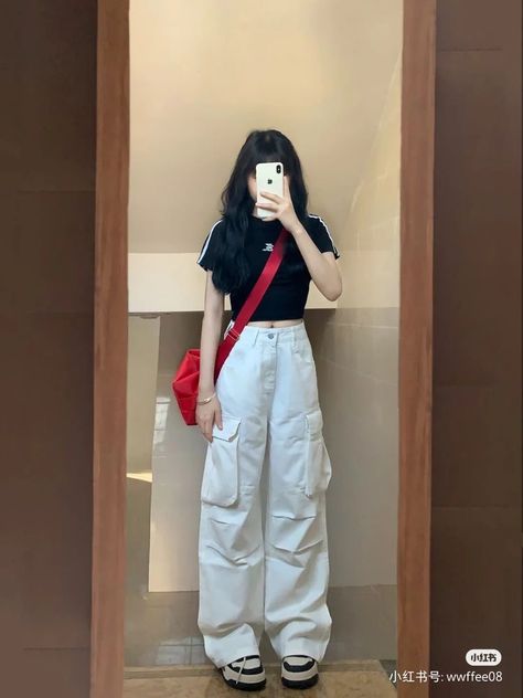 Tops For Baggy Jeans Women, Dress Over Jeans Outfit Japanese, Fall Cargo Pants, Beige Top Outfit, Clg Outfits, Girl Cargo Pants, Cargo Pants Outfit Fall, Cargo Pants Outfit Summer, Aesthetic Cargo Pants