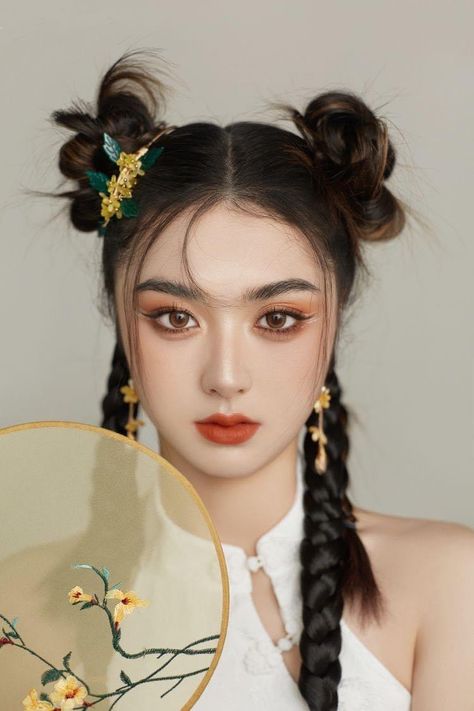 Chinese Look Make Up, Year Of The Dragon Makeup, Qipao Hairstyle, Chinese New Year Hairstyle, Cheongsam Hairstyle, Chinese New Year Makeup, Chinese Makeup Look, Dragon Makeup, Tattoos Aesthetic