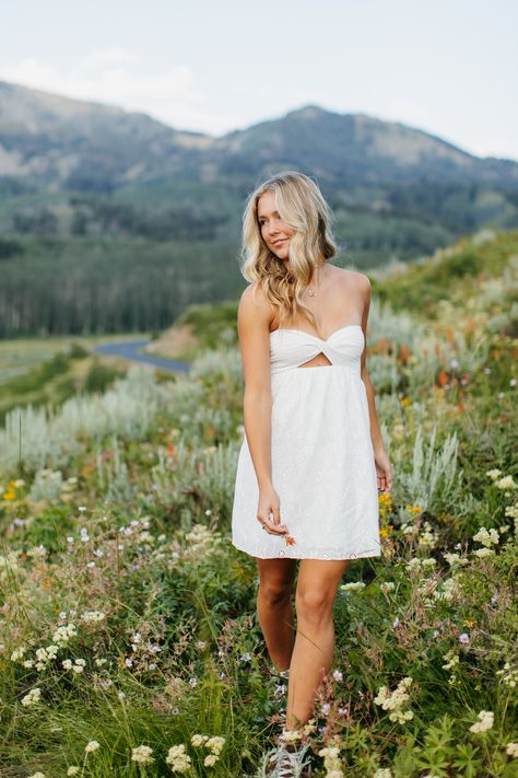 summer photoshoot inspo, summer senior pictures, senior portraits, senior photos, senior picture inspiration, bridals, utah bridals, utah bridal session, park city utah, park city wedding photographer, park city engagement photographer, mountain engagement, engagement session, white dress, wildflowers, wildflower photoshoot, flowers, colorful flowers, flower boquet photoshoot, mountain flower photos, inspiraiton, inspo, summer sunset pictures, summer sunset vibes, spring in the mountains, blonde Senior Pictures Outfits Mountains, Wyoming Senior Pictures, Cliff Senior Pictures, Senior Photo Editing, Graduation Pictures Mountains, Idaho Senior Pictures, Senior Picture Ideas Utah, Senior Photos In Mountains, Senior Pictures Desert