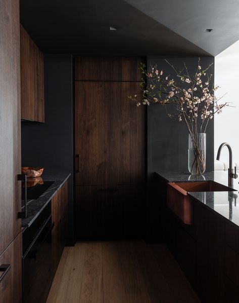 Moody Kitchen, Moody Interiors, Dark Kitchen, Dark Interiors, Nyc Apartment, Kitchen Fittings, Black Kitchens, Dream Home Design, Interior Design Inspiration