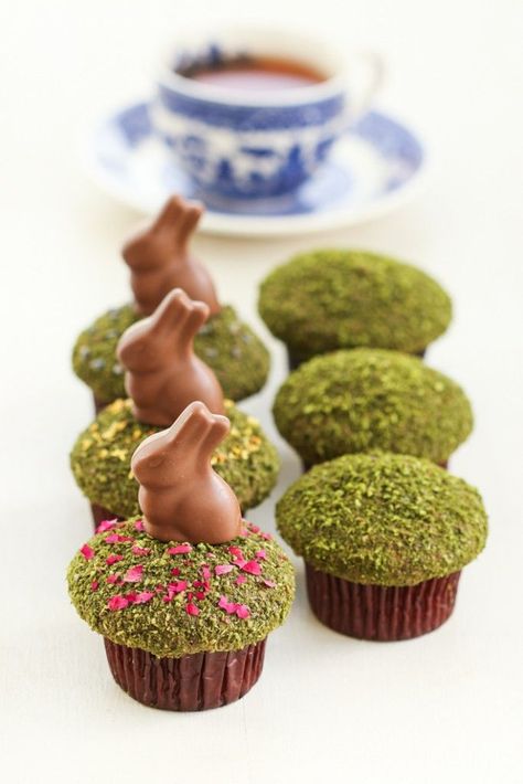 Matcha Moss Cupcakes | Thirsty For Tea Gastronomische Desserts, Dessert Original, Easter Desserts Recipes, Matcha Recipe, Slow Cooker Desserts, Dessert Party, Diy Ostern, Easter Baking, Easter Inspiration