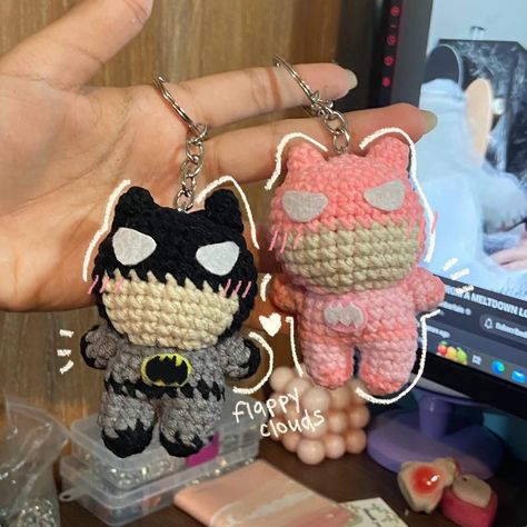 Chibi couple batman keyrings Its such a cute piece I loved making this one. The pair looks so good together. A pink batman is pretty unrealistic though. DM to know prices! #handmade #crochet #smallbusiness Couple Crochet, Pink Batman, Altoid Wallet, Batman Keychain, Crochet Batman, Cute Batman, Chibi Couple, Couples Keychains, Crochet Keychain