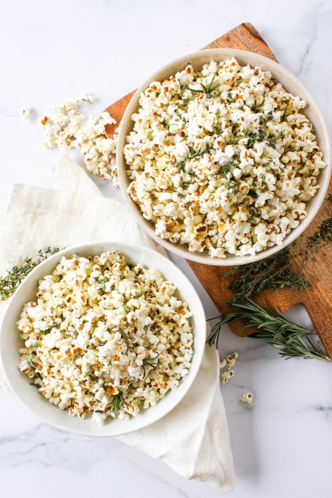 Dairy free, gluten free - and amazingly delicious. This olive oil and herb popcorn is the perfect snack that you can feel good about eating that is absolutely delicious Herb Popcorn, Easy Nutritious Snacks, Coconut Popcorn, Vegan Popcorn, Stovetop Popcorn, Chocolate And Coconut, Olive Oil Butter, Small Treats, Vegan Snack