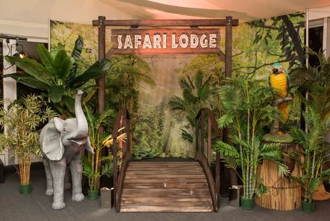 Jungle Theme Party Decor, Rainforest Theme Birthday Party, Jungle Theme Entrance Decor, Zoo Theme Decorations, Jungle Event Decor, Jungle Party Themes, Jumanji Decoration Ideas, Jungle Theme Event, Jumanji Themed Party