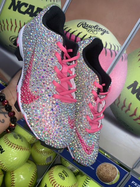 Bling softball cleats💕 Pink Softball Cleats, Softball Outfits, Softball Cleats, Bling Ideas, Softball Gloves, Soccer Girl, Soccer Cleats, Football Boots, Quince