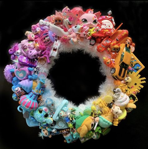 Toy Wreath, Upcycled Toys, Upcycle Toys, Christmas In July Party Ideas, Ideas Decoracion Salon, Sandy Claws, Christmas In July Party, Melted Snowman, Recycled Art