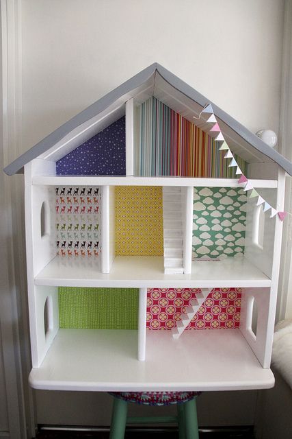 idea to makeover the kids dolls house Best Doll House, Kids Doll House, Doll House Wallpaper, Doll House Plans, Dollhouse Projects, Barbie Doll House, Kids Room Wallpaper, Wooden Dollhouse, Barbie House