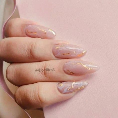 Neutral Gold Nails, Ideas Uñas Acrilicas, Neutral And Gold Nails, Gold Almond Acrylic Nails, Nail Almond Ideas, Nails Almendra Cortas, Nude Nails With Gold Accent, Uñas Beige Elegantes, Gel X Nail Designs Almond