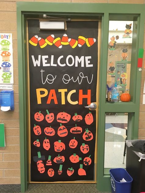 October Door Decor! Door Decoration Halloween, Fall Classroom Door, Preschool Door, Halloween Classroom Door, Minion Halloween, Fall Classroom Decorations, School Door Decorations, Preschool Bulletin, Halloween Classroom