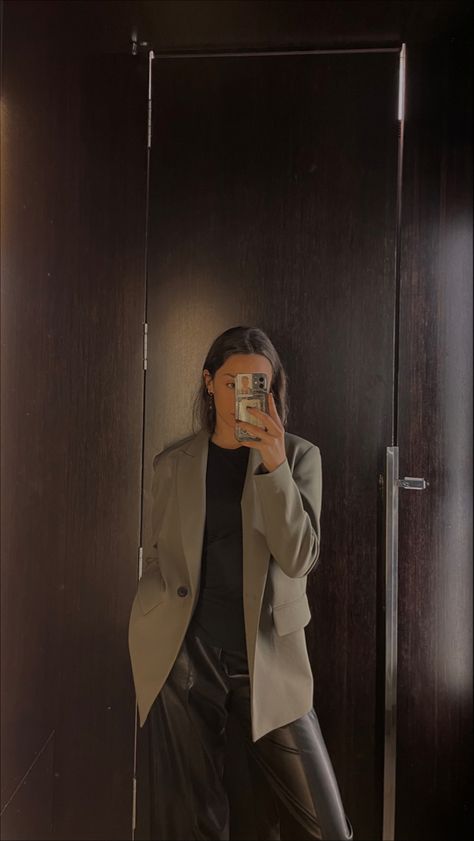 Green Zara Blazer Outfit, Zara Khaki Blazer, Olive Jacket Outfit Women, Khaki Green Blazer Outfit Women, Zara 2024 Autumn, Green Blazer Aesthetic, Outfit Blazer Vert, Olive Green Leather Pants Outfit, Olive Green And Black Outfit