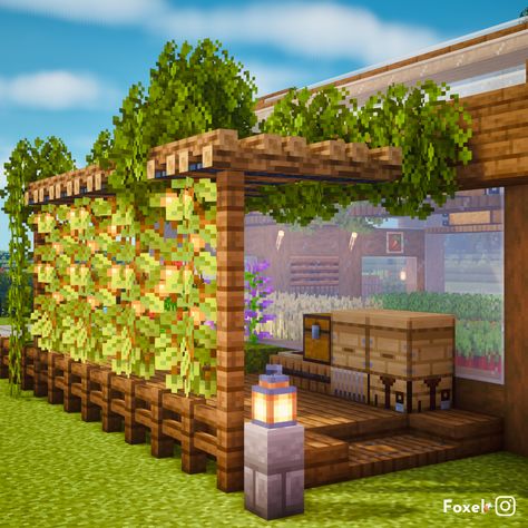 Cute Stuff To Build In Minecraft, Cute Minecraft Designs, Minecraft Farm Building Ideas, Cool Minecraft Building Ideas, Minecraft Building Ideas Garden, Maison Minecraft Aesthetic, Garden Minecraft Design, Minecraft Inspo House, Mc Farm Ideas