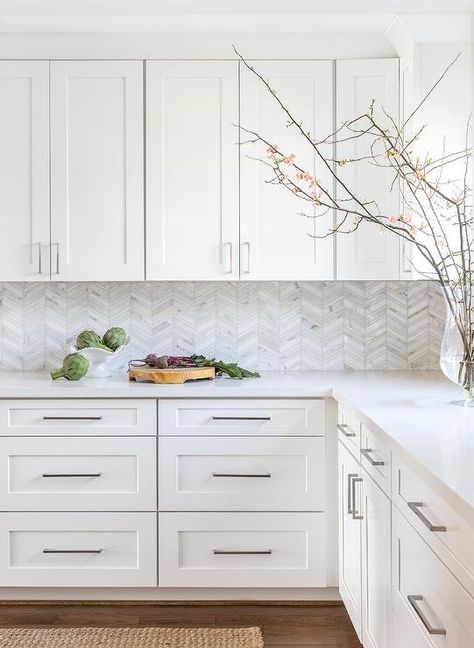 White Transitional Kitchen, White Shaker Kitchen, Kitchen Backsplash Designs, Classic Kitchen, White Kitchen Design, White Cabinetry, House Design Kitchen, Transitional Kitchen, Kitchen Inspiration Design