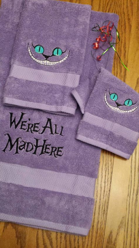 Wonderland Bathroom, Alice In Wonderland Bedroom, Disney Bathroom, Casa Disney, Alice In Wonderland Room, Cat Towel, Purple Towels, Alice In Wonderland Aesthetic, Cats Design