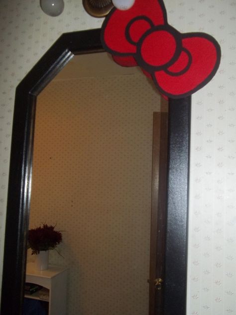 Hello Kitty Mirror/ me acaba de dar una idea para el mío, quedaría increíble Diy Hello Kitty Bedroom Decor, Diy Hello Kitty Mirror, Hello Kitty Room Decor Ideas, Diy Hello Kitty Room Decor, Hello Kitty Diy Room Decor, Mirror Decor Aesthetic, Hello Kitty Diy Decorations, Diy Hello Kitty Crafts, Mirror Room Decor