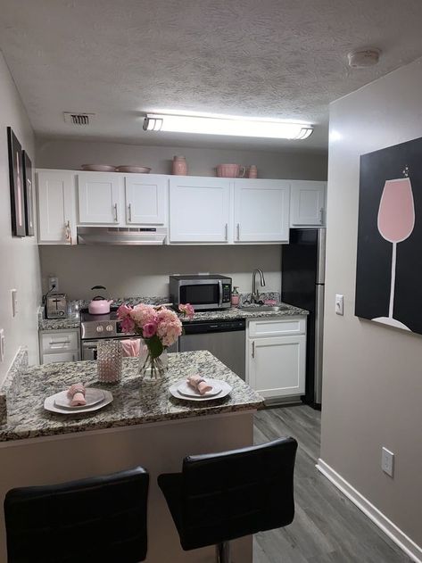 Apartment Decorating Cozy Kitchen, Canopy Bed Decorating Ideas Bedroom, Kitchen Ideas First Apartment, Kitchen Ideas Pink And White, Pink Kitchen Decor Apartment, Small Apt Ideas, Air Bnb Kitchen Ideas, Pink Apartment Aesthetic Kitchen, Baddie Kitchen Decor