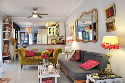 British Interior Design, Eccentric Decor, Chic Home Design, Bohemian Chic Decor, British Interior, Trendy Apartment, Green Couch, Apartment Chic, Bohemian Interior