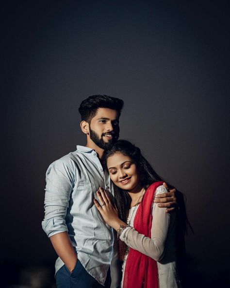 Marathi Couple, Mohit Kumar, Bride Photos Poses, Love Couple Images, Romantic Photoshoot, Romantic Couples Photography, Indian Wedding Photography Poses, Cute Couples Photography, Best Pose For Photoshoot