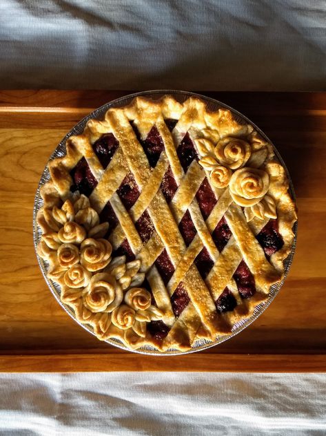 Rhubarb and blueberry pie. I think this is my classic decoration now. Lattice and roses. Pie Lattice Designs, Fancy Pie Crust Designs, Pie Lattice, Pretty Pie Crust, Fancy Pie Crust, Pie Aesthetic, Pie Crust Art, Lattice Pie, Pie Crust Designs