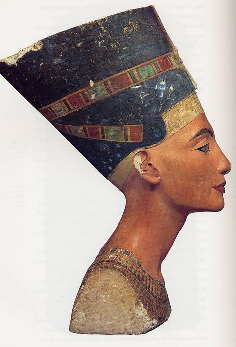 Side view of bust generally assumed to be that of Nefertiti, though there was never any inscription on the statue to confirm this. Nefertiti Art, Egyptian Headpiece, Nefertiti Bust, Egypt Museum, Egiptul Antic, Ancient Egypt Art, Queen Nefertiti, Uffizi Gallery, Egypt History