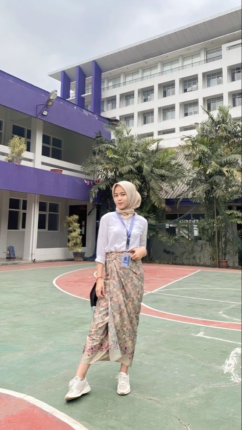 Ootd Kebaya Hijab Modern, Rok Lilit Outfit, Outfit Kondangan Casual, Rok Batik Modern, Style Kondangan, Ootd Kondangan Hijab Styles, Rok Lilit, Model Rok, Outfit Kondangan