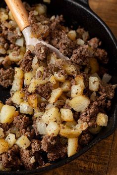 Hamburger Hash is an old-fashioned, easy, and quick breakfast dish. Potatoes with ground beef seasoned to perfection and cooked until just crispy. #breakfast #dinner #hash #breakfasthash #hamburger #groundbeef #dinnerthendessert Hamburger Dessert, Potatoes With Ground Beef, Hamburger Hash, Ground Beef Breakfast, Meat And Potatoes Recipes, Hamburger And Potatoes, Hamburger Dishes, Savory Breakfast Recipes, Meat And Potatoes