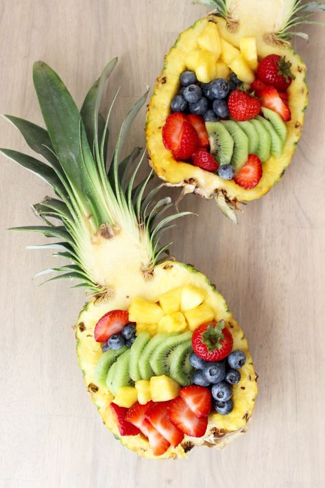 How to Cut a Pineapple into a Fruit Bowl - SevenLayerCharlotte Cut A Pineapple, Edible Fruit Arrangements, High Fiber Fruits, Sommer Mad, Fruit Appetizers, Fruit Platter Designs, Resep Smoothie, Cut Pineapple, Best Edibles