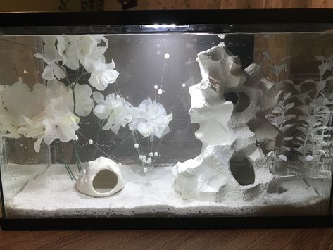 Betta Fish Tank Fake Plants, Betta Fish Aquarium Ideas, Aquarium Bedroom, Aesthetic Fishing, Cool Fish Tank Decorations, Glofish Aquarium, Fish Tank Ideas, Fish Aesthetic, Fish Tank Themes