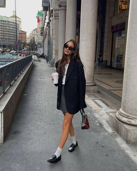 Black Blazer Outfit Ideas, Black Blazer Casual, Cropped Blazer Outfit, Loafer Outfits, Blazer Outfit Ideas, Conference Outfit, Outfit Mit Blazer, Black Blazer Outfit, Preppy Mode