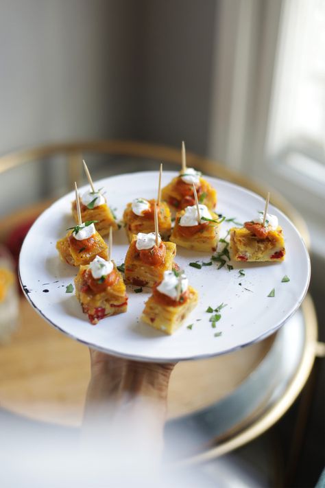 Spanish Potato Chip Tortilla Bites With Bravas Sauce Recipe Tortilla Bites, Bravas Sauce, Cocktail Party Appetizers, Spanish Potatoes, Fancy Appetizers, Christmas Cocktail Party, Cocktail Party Food, Cocktail Appetizers, Tapas Dishes