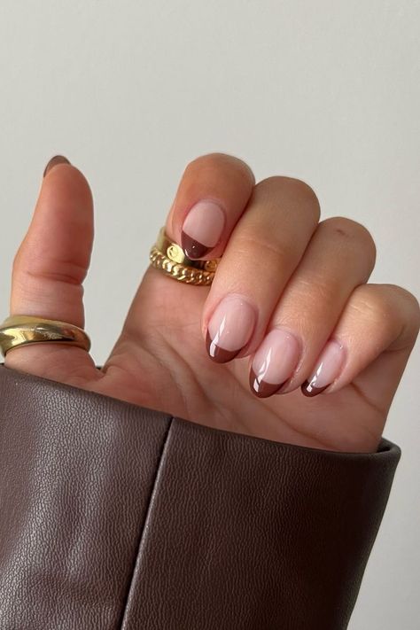 Autumn Nails Inspo Short, Short Autumn Acrylic Nails, Brown Tip Gel Nails, Pretty Nail Ideas Almond, French Nails With Brown Tip, Chocolate Brown Tip Nails, Fall Nails Inspiration Almond, Neutral Nails Tips, Brown Tips Nails Short