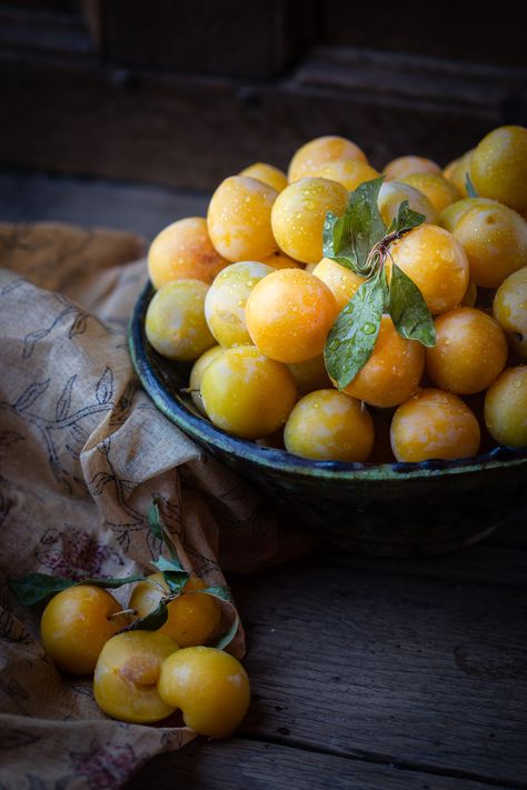 Prune Fruit, Healthy Fruits And Vegetables, Dark Food Photography, Yellow Plums, Watercolour Landscape, Green Bowl, Fruit Tree, Fruit Painting, Healthy Fruits