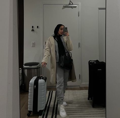 Airport Modest Outfit, Airport Outfit For Hijabi, Airport Outfit Winter Hijab, Hijabi Airport Outfit Summer, Airport Outfit Modest, Hijabi Airport Look, Hijabi Travel Outfit Winter, Outfit Modest, Airport Fits