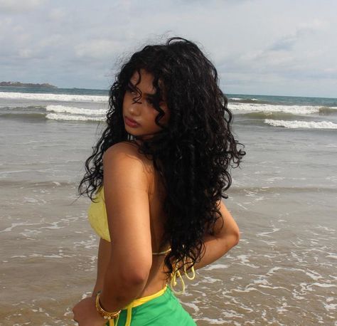 Curly Hair Beach Pictures, Latina Beach Aesthetic, Pretty Girl Aesthetic Curly Hair, Curly Hair Beach Aesthetic, Curly Hair At Beach, Curly Haired Girl Aesthetic, Curly Hair Picture Ideas, Frizzy Hair Aesthetic, Curly Hair Classy